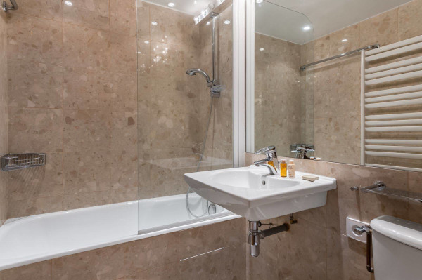 villa in Courchevel : Rent this Chalet in Jardin Alpin - Photo 11