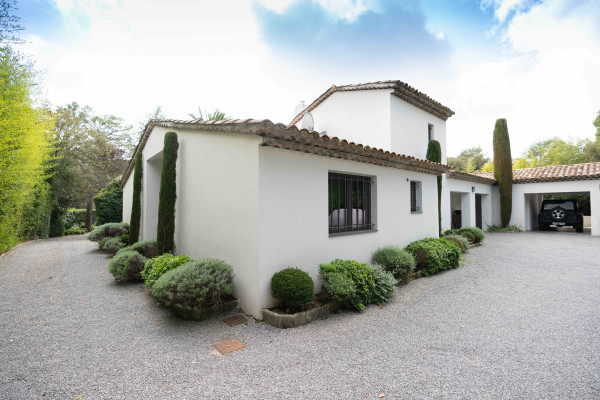 villa in Mougins : Rent wonderful 5 bedroom villa located in a prestigious domaine in Mougins - Photo 35