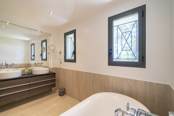 villa in Cannes : Rent brand new villa with amazing sea views and infinity swimming pool  in Cannes - Photo 16