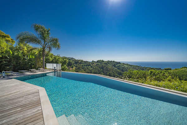 villa in Cannes : Rent brand new villa with amazing sea views and infinity swimming pool  in Cannes - Photo 3