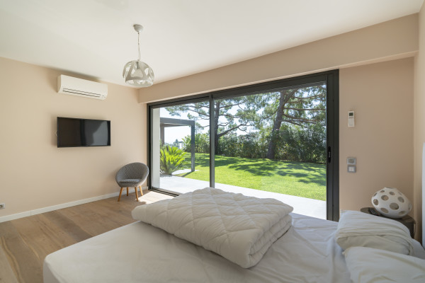 villa in Cannes : Rent brand new villa with amazing sea views and infinity swimming pool  in Cannes - Photo 15
