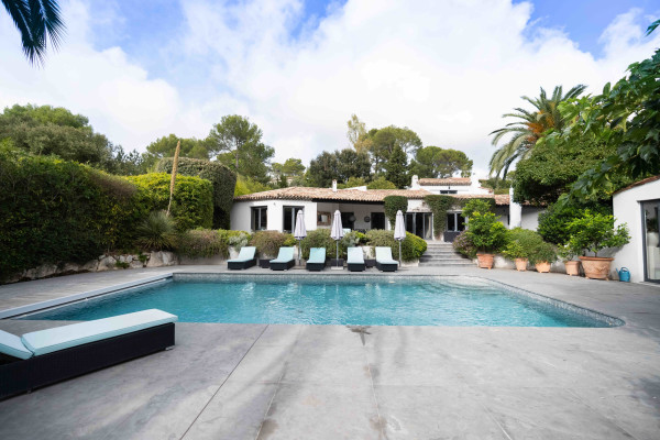 villa in Mougins : Rent wonderful 5 bedroom villa located in a prestigious domaine in Mougins - Photo 0