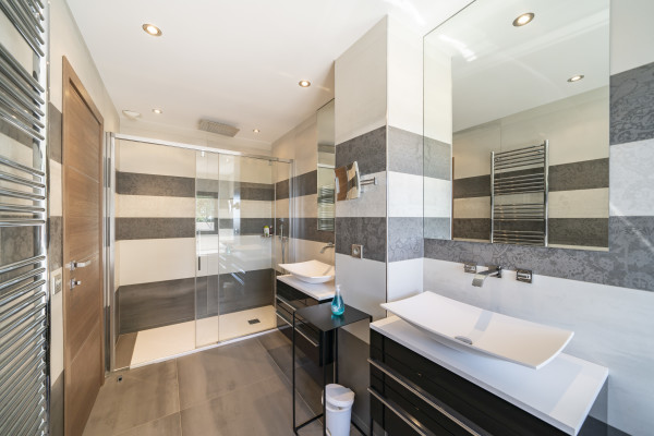villa in Cannes : Rent brand new villa with amazing sea views and infinity swimming pool  in Cannes - Photo 26