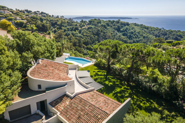 villa in Cannes : Rent brand new villa with amazing sea views and infinity swimming pool  in Cannes - Photo 30