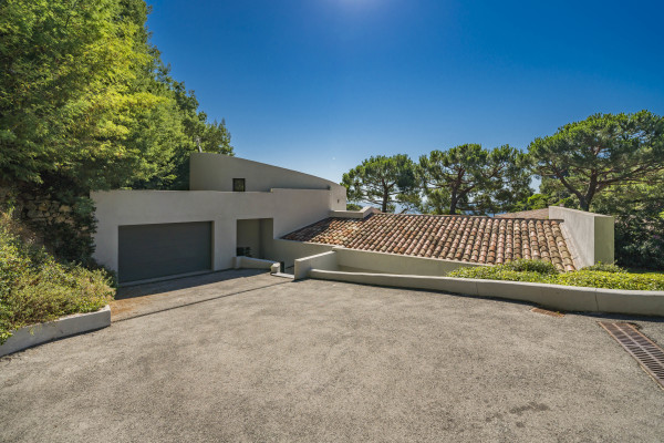 villa in Cannes : Rent brand new villa with amazing sea views and infinity swimming pool  in Cannes - Photo 35