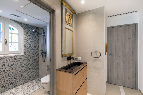 villa in Cannes : Rent gorgeous 7-bedroom villa with sea view in the heights of Cannes - Photo 34