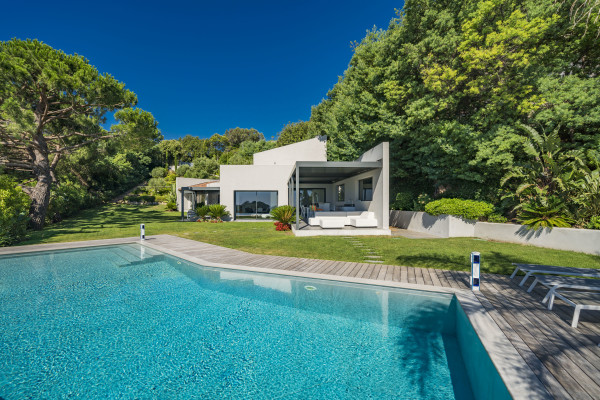 villa in Cannes : Rent brand new villa with amazing sea views and infinity swimming pool  in Cannes - Photo 37