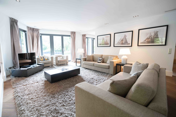 villa in Mougins : Rent wonderful 5 bedroom villa located in a prestigious domaine in Mougins - Photo 4