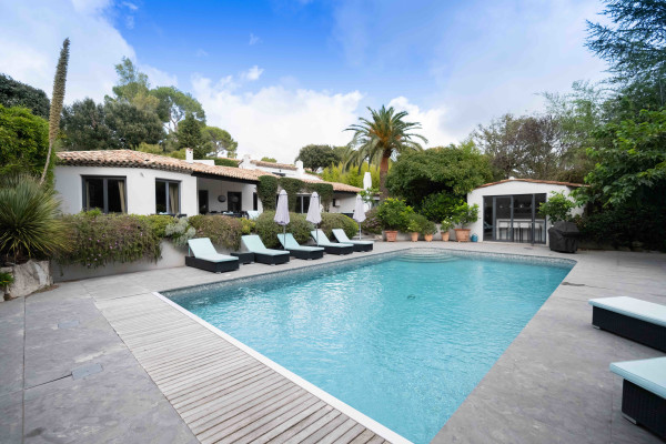 villa in Mougins : Rent wonderful 5 bedroom villa located in a prestigious domaine in Mougins - Photo 25