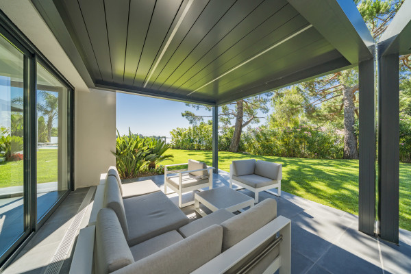 villa in Cannes : Rent brand new villa with amazing sea views and infinity swimming pool  in Cannes - Photo 5