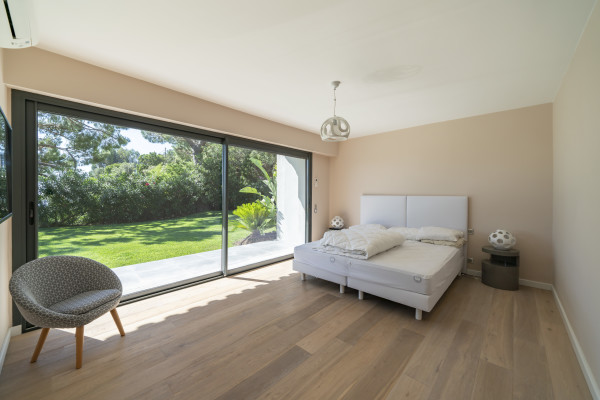 villa in Cannes : Rent brand new villa with amazing sea views and infinity swimming pool  in Cannes - Photo 14