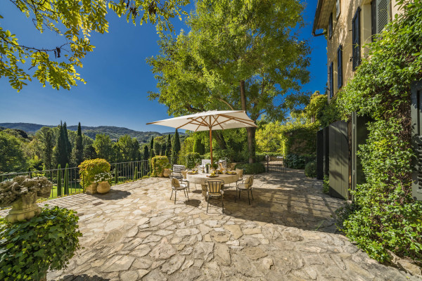 villa in Mougins : Rent this magnificent 6 bedroom domaine located in a magical setting with a Tennis court - Photo 11