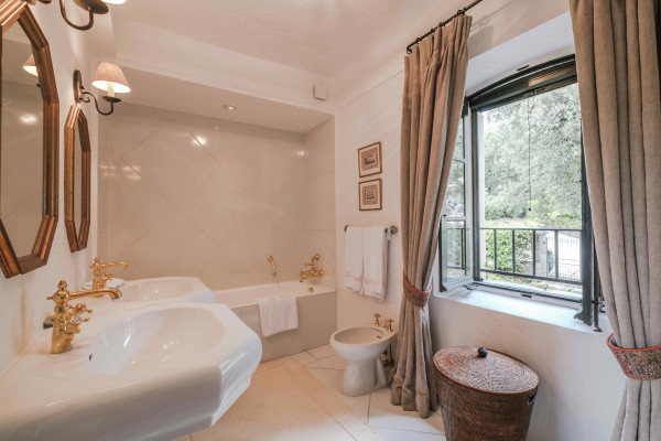 villa in Mougins : Rent this magnificent 6 bedroom domaine located in a magical setting with a Tennis court - Photo 52