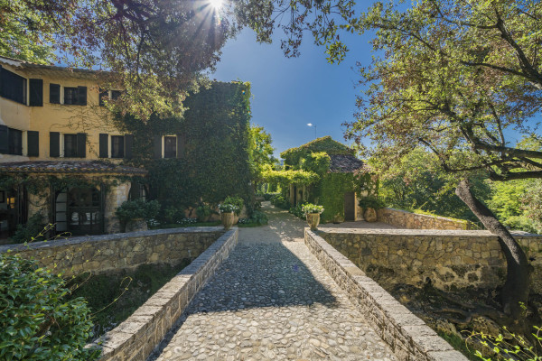 villa in Mougins : Rent this magnificent 6 bedroom domaine located in a magical setting with a Tennis court - Photo 17