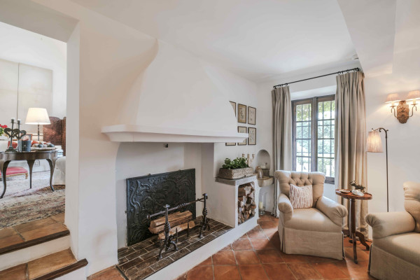 villa in Mougins : Rent this magnificent 6 bedroom domaine located in a magical setting with a Tennis court - Photo 26