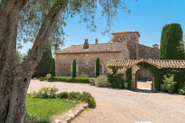villa in Châteauneuf-Grasse : Rent magnificent villa with a breathtaking view over the French Riviera - Photo 2