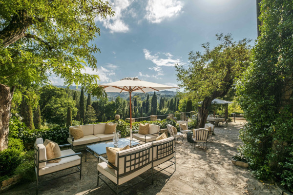 villa in Mougins : Rent this magnificent 6 bedroom domaine located in a magical setting with a Tennis court - Photo 2