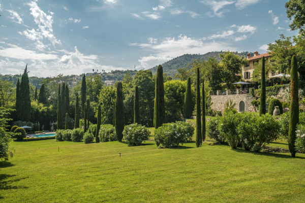 villa in Mougins : Rent this magnificent 6 bedroom domaine located in a magical setting with a Tennis court - Photo 4