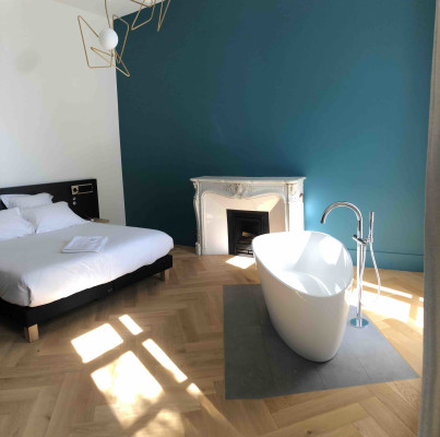 villa in St Tropez : Rent this incredible castle completely renovated with an amazing location. - Photo 14