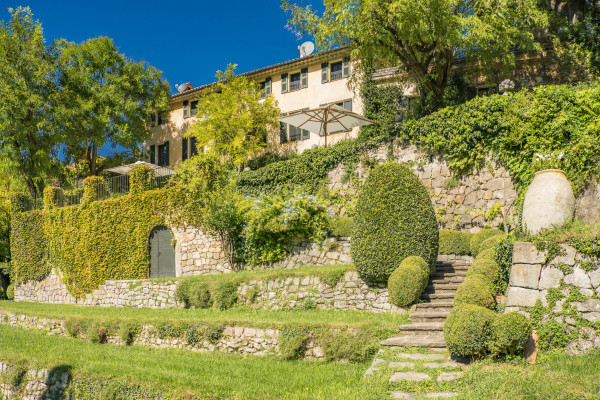villa in Mougins : Rent this magnificent 6 bedroom domaine located in a magical setting with a Tennis court - Photo 3
