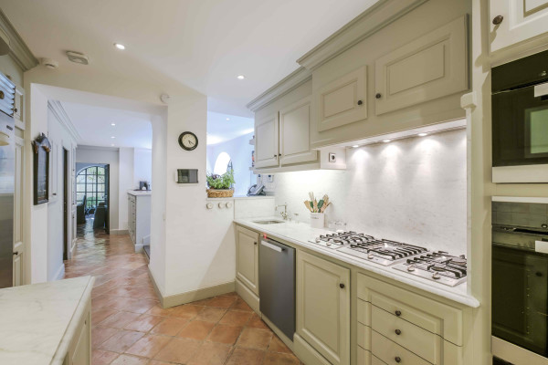 villa in Mougins : Rent this magnificent 6 bedroom domaine located in a magical setting with a Tennis court - Photo 25