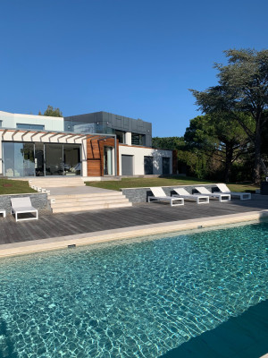 villa in Cannes : Rent Ultra Modern 7 bedroom villa overlooking the Islands off Cannes with easy access into the Croisette - Photo 6