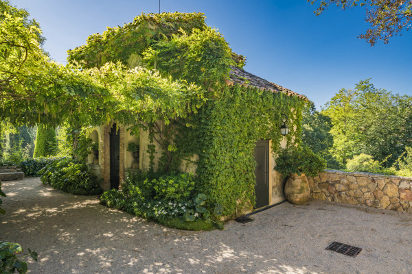 villa in Mougins : Rent this magnificent 6 bedroom domaine located in a magical setting with a Tennis court - Photo 16