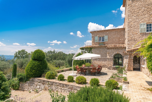villa in Châteauneuf-Grasse : Rent magnificent villa with a breathtaking view over the French Riviera - Photo 0