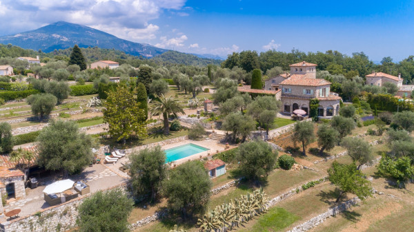 villa in Châteauneuf-Grasse : Rent magnificent villa with a breathtaking view over the French Riviera - Photo 1