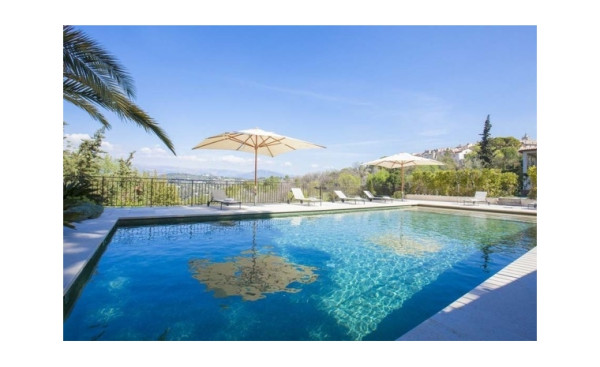 villa in Mougins : Rent wonderful 5 bedroom villa walking distance to Mougins Village - Photo 1