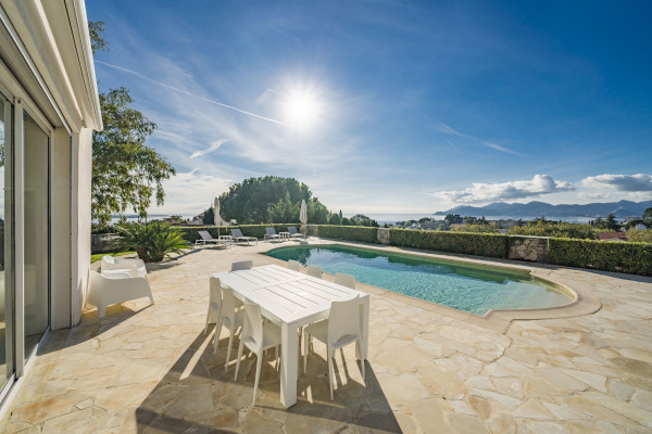 villa in Cannes : Rent this 6 bedroom villa with a gorgeous sea view. - Photo 22