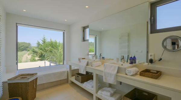 villa in St Tropez : Rent this contemporary villa located just a few minutes from the famous beach 'les Salins' which can accommodate up to 10 guests. - Photo 11