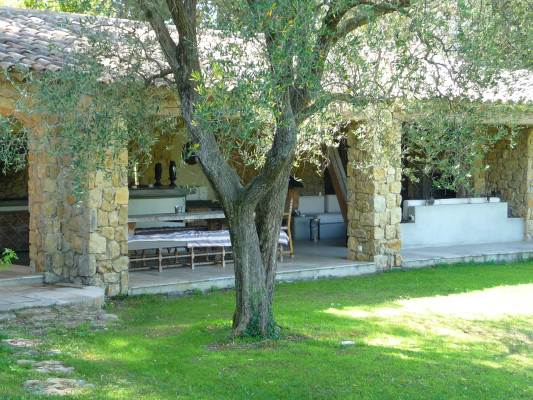villa in Mougins : Rent this lovely Bastide in Mougins with 6 bedrooms and a tennis court. - Photo 9