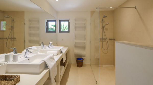 villa in St Tropez : Rent this contemporary villa located just a few minutes from the famous beach 'les Salins' which can accommodate up to 10 guests. - Photo 17