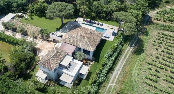 villa in St Tropez : Rent this contemporary villa located just a few minutes from the famous beach 'les Salins' which can accommodate up to 10 guests. - Photo 23