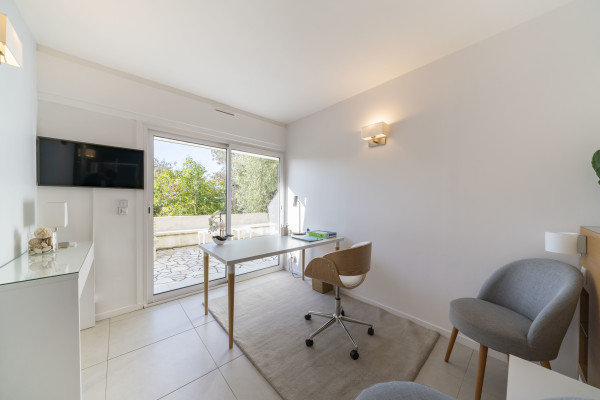 villa in Cannes : Rent this 6 bedroom villa with a gorgeous sea view. - Photo 19