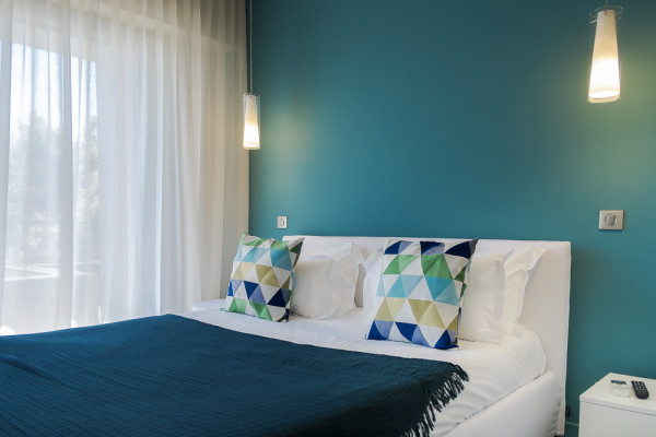 villa in  : Rent this contemporary villa with direct access to the beach, pétanque court, helipad. - Photo 15
