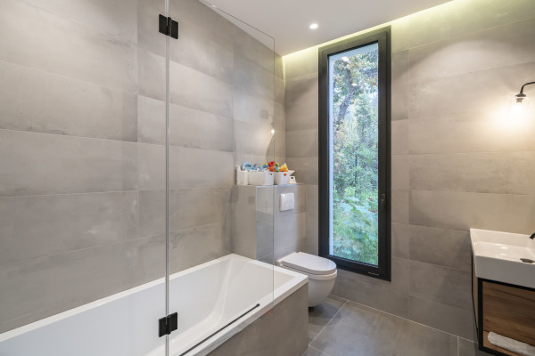 villa in Mougins : Rent this brand new villa located up to the hill in Mouans Sartoux with 5 bedrooms. - Photo 16