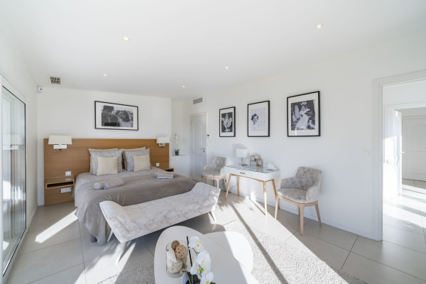 villa in Cannes : Rent this 6 bedroom villa with a gorgeous sea view. - Photo 10