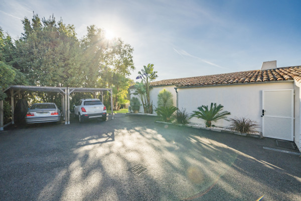 villa in Cannes : Rent this 6 bedroom villa with a gorgeous sea view. - Photo 29