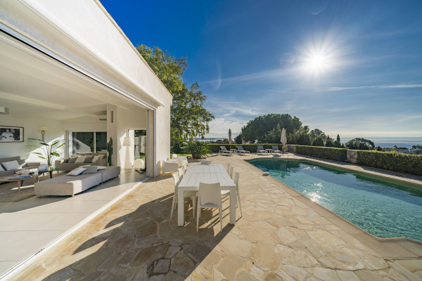 villa in Cannes : Rent this 6 bedroom villa with a gorgeous sea view. - Photo 27