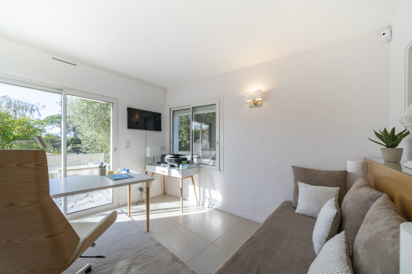 villa in Cannes : Rent this 6 bedroom villa with a gorgeous sea view. - Photo 18