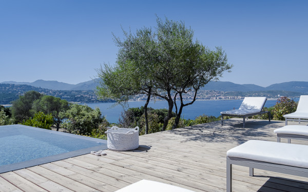 villa in  : Rent this contemporary villa with direct access to the beach, pétanque court, helipad. - Photo 4