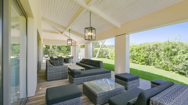 villa in St Tropez : Rent this contemporary villa located just a few minutes from the famous beach 'les Salins' which can accommodate up to 10 guests. - Photo 21