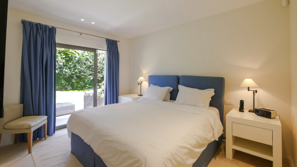 villa in St Tropez : Rent this contemporary villa located just a few minutes from the famous beach 'les Salins' which can accommodate up to 10 guests. - Photo 18