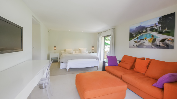 villa in St Tropez : Rent this contemporary villa located just a few minutes from the famous beach 'les Salins' which can accommodate up to 10 guests. - Photo 16