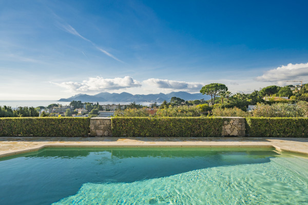 villa in Cannes : Rent this 6 bedroom villa with a gorgeous sea view. - Photo 0