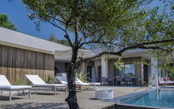 villa in  : Rent this contemporary villa with direct access to the beach, pétanque court, helipad. - Photo 9