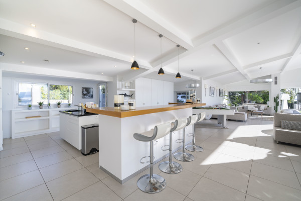 villa in Cannes : Rent this 6 bedroom villa with a gorgeous sea view. - Photo 7