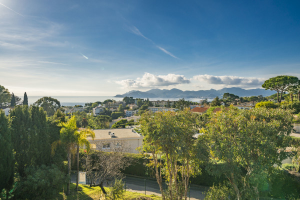 villa in Cannes : Rent this 6 bedroom villa with a gorgeous sea view. - Photo 24